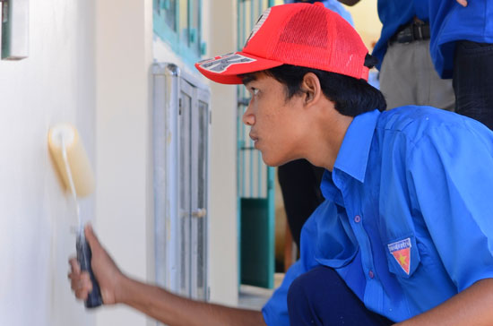 Sơn TOA Việt Nam cùng các tình nguyện viên của chiến dịch Mùa hè xanh 2011 vẽ nên thế giới tuổi thơ xinh đẹp cho các em ngay tại chính ngôi trường thân yêu của mình.