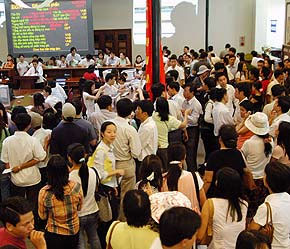 Điểm thu hút sự chú ý trên sàn Hà Nội vẫn là diễn biến giá của hai “tân binh” thuộc “họ dầu khí” vừa chào sàn phiên liền trước.