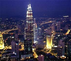 Một góc thủ đô Kuala Lumpur của Malaysia về đêm.