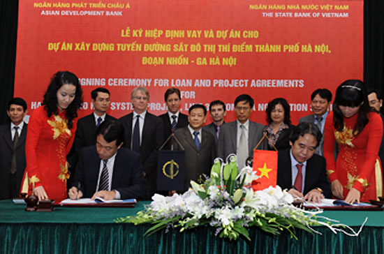 Đại diện ADB và Pg88 com chính chủ Nhà nước Việt Nam ký hiệp định vay vốn ngày 13/10.