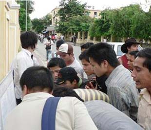 Thí sinh xem lịch thi tại kỳ tuyển sinh đại học 2008.