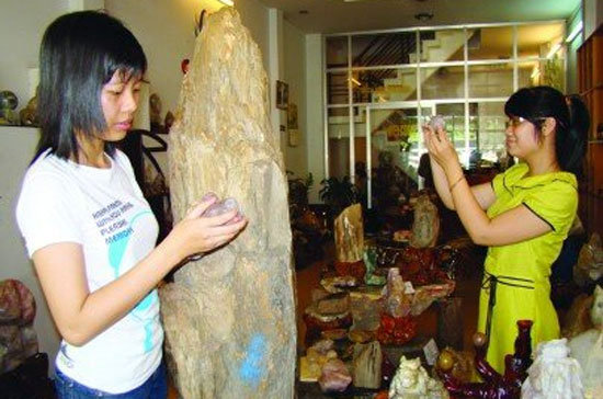 Nhân viên một cửa hàng bán các vật phẩm phong thủy và thạc anh đang chuẩn bị cho một ngày PG88 Uy Tín Số 1 Việt Nam mới - Ảnh: U.V.