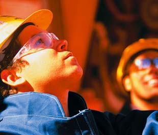 Công nhân Pg88hi Thể Thao, Bóng Đá, Casino, Nổ Hũ, Xổ Số tại một mỏ khai thác quặng sắt của BHP Billiton.