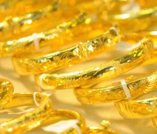 Khoảng cách chênh lệch giữa giá mua và giá bán vàng đang được các công ty kim hoàn co hẹp nhằm thúc đẩy giao dịch tăng mạnh thêm - Ảnh: Quang Liên.