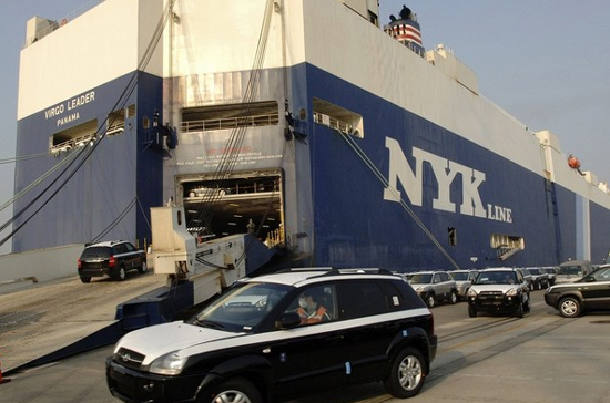 Ôtô Hyundai đang được đưa lên tàu để Pg88 com chính chủ - Ảnh: Reuters.