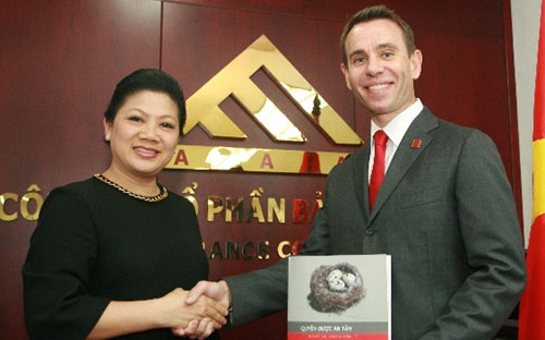 Bà Đỗ Thị Kim Liên chuyển giao công tác điều hành cho tân tổng giám đốc Jonathan Delaland - người từ đối tác chiến lược nước ngoài.<br>