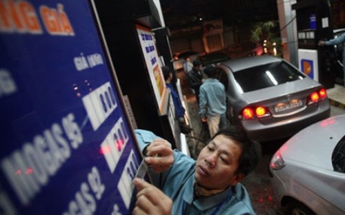  Kể từ 18h ngày 28/12/2012, giá bán lẻ dầu diezel 0,05S sẽ giảm 300 đồng/lít, từ 21.850 đồng/lít xuống 21.550 đồng/lít.