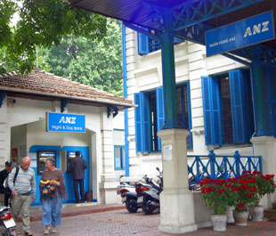 Bên ngoài trụ sở ANZ tại Hà Nội - Ảnh: Việt Tuấn.