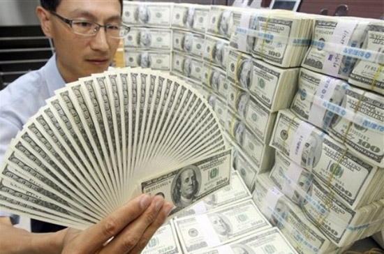  Sự đa dạng hóa dự trữ ngoại hối làm giảm bớt nhu cầu đối với USD, tạo áp lực mất giá đối với đồng tiền này - Ảnh: AP.