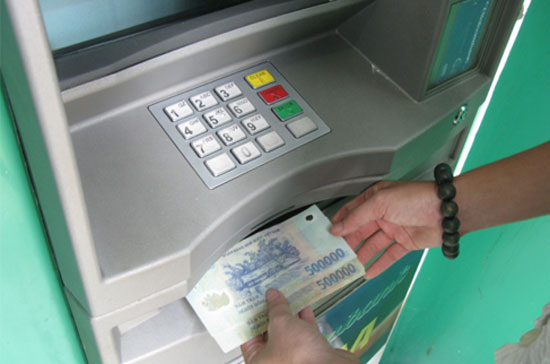 Theo Smartlink, khi giao dịch khách hàng cần quan sát ATM, đặc biệt là khe đọc thẻ, nếu thấy có thiết bị bất thường gắn ngoài khe đọc thẻ cần liên hệ ngay với bộ phận dịch vụ khách hàng.
