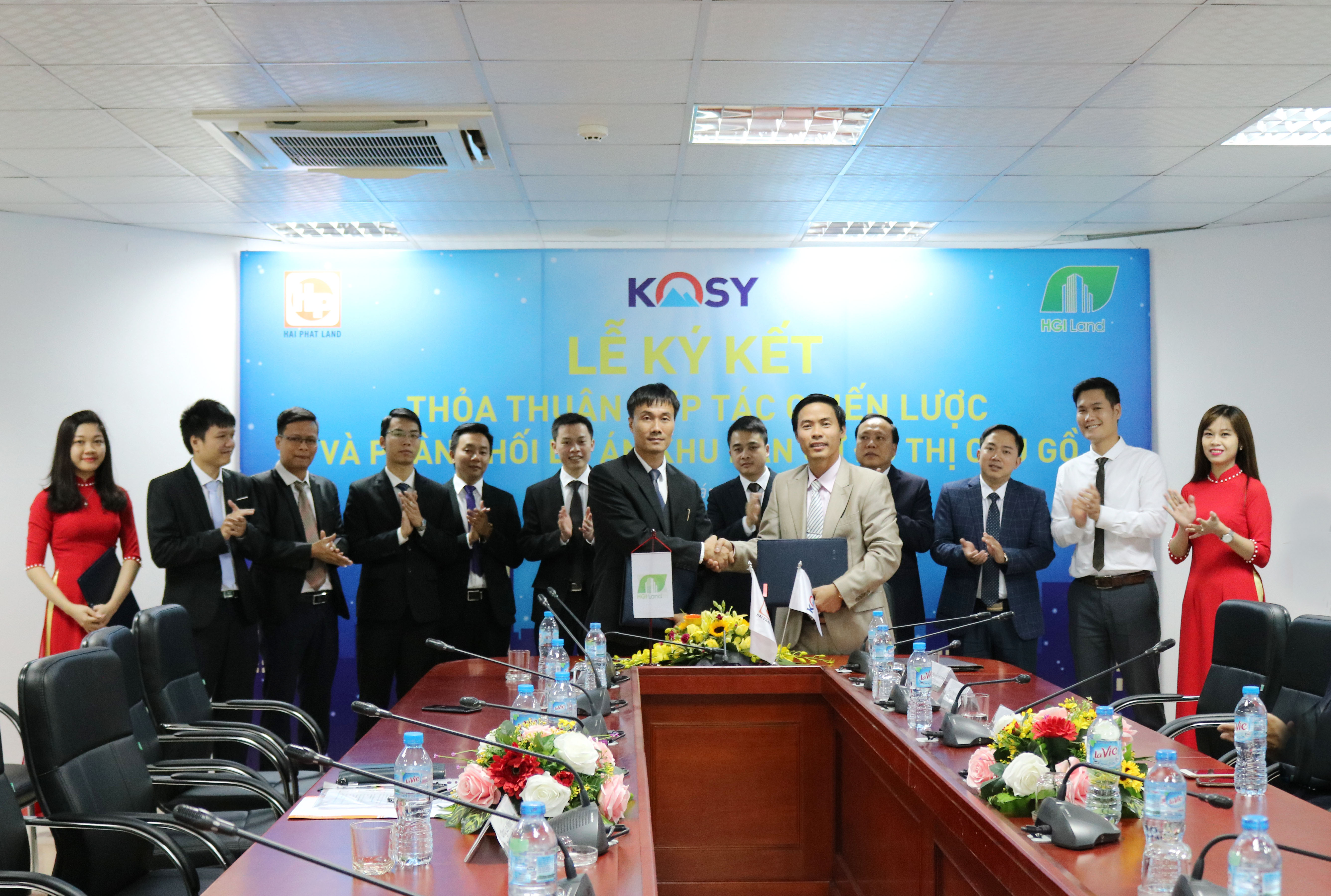 Đại diện lãnh đạo hai bên ký hợp tác ngày 17/10.<br>