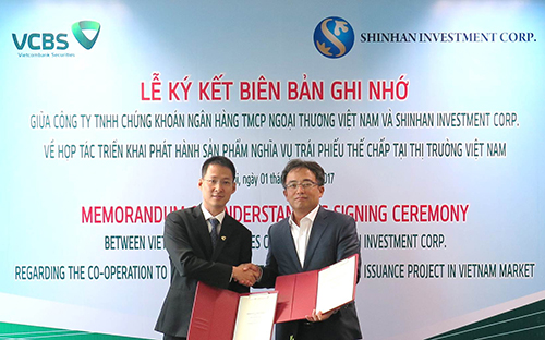 Ông Lê Mạnh Hùng (ảnh trái) - Giám đốc VCBS và ông Lee Sanghun (ảnh 
phải) - Giám đốc Khối Pg88 com chính chủ đầu tư Shinhan Investment Corp. ký kết 
các khung thỏa thuận hợp tác giữa hai bên.