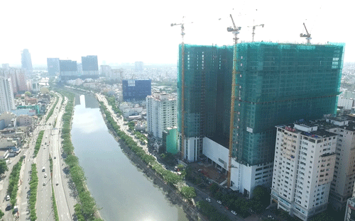 TNR GoldView được toạ lạc ở Bến Vân Đồn, chỉ cách quận 1 đúng một con sông Bến Nghé với nhiều cây cầu hiện đại bắc ngang.