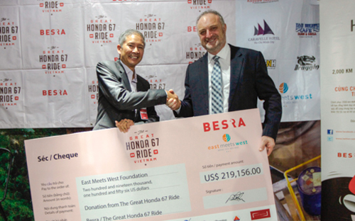 Ông David Seton, Chủ tịch Công ty Besra, trao 219.156 USD quyên góp được từ "Hành trình Honda 67" cho ông Tom Low, Giám đốc Pg88ok giải trí thể thao, casino, bắn cá và slot của tổ chức Đông Tây Hội Ngộ 
