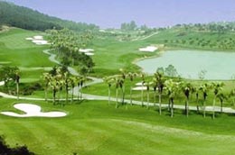 Sân golf Ba Vì - một trong số những sân golf được yêu cầu tạm dừng trong đợt này.