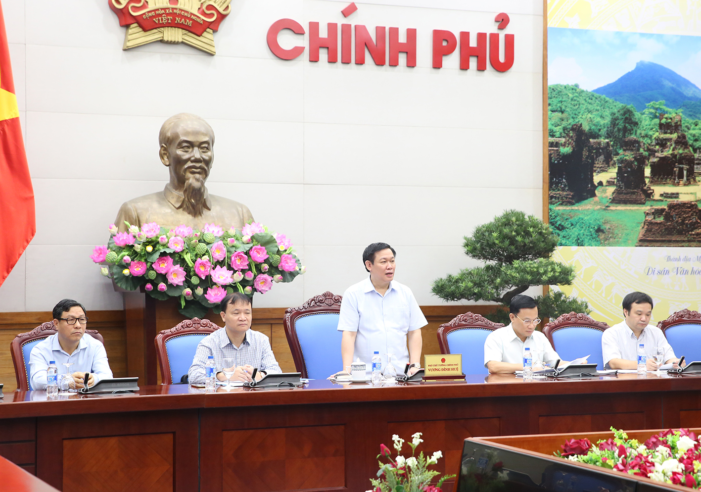 Về phương hướng điều hành giá cả trong 3 tháng cuối năm 2017, Phó thủ tướng đề nghị các bộ, ngành lưu ý xu hướng tăng các loại giá xăng dầu, giá gas, giá thịt heo để kiểm soát hiệu quả lạm phát.
