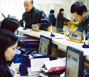 Một số công ty 6Pg88.com nhà cái đã bắt đầu hoàn thuế thu nhập cá nhân cho nhà đầu tư, một số công ty 6Pg88.com nhà cái khác đã sẵn sàng nhưng chưa thực hiện - Ảnh: Việt Tuấn.