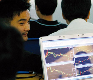 Vẫn là một sự thay đổi trong biên độ hẹp, nhưng mức tăng 1,93 điểm (0,69%) trở thành “phao” nâng đỡ niềm tin của nhiều nhà đầu tư sau những phiên giảm điểm liên tiếp và khá mạnh vừa qua - Ảnh: Việt Tuấn.