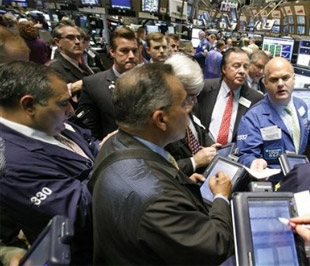Trong tuần, chỉ số Dow Jones tăng 1,98%, chỉ số S&P 500 tiến thêm 2,2% và chỉ số Nasdaq lên 1,78 % - Ảnh: Reuters.