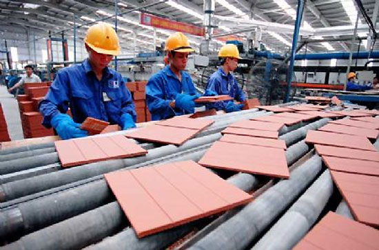 Điều chỉnh lương tối thiểu: Những quan điểm trái chiều 
