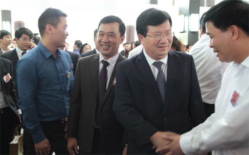 Phó Thủ tướng Trịnh Đình Dũng với các doanh nhân trong giờ nghỉ giải lao của Hội nghị Thủ tướng với 6Pg88.con độc quyền mỗi ngày sáng 29/4 - Ảnh: Mỹ An.