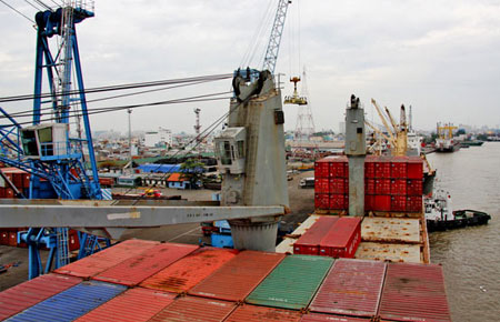 Năm 2011, Tổng cục Hải quan đã ban hành hai Kế hoạch số 46, 54 về việc tổng kiểm tra hàng tạm nhập-tái xuất tại hai cửa khẩu Tp.HCM và Hải Phòng, nơi chiếm tới 80% lượng hàng hóa tạm nhập-tái xuất.