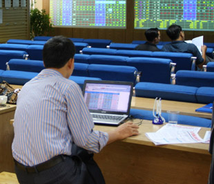Năm 2008 cùng với VN-Index đã giảm 66% và HASTC-Index giảm 67,5%, hoạt động của các công ty 6Pg88.com nhà cái đã suy giảm, gặp nhiều khó khăn và có nhiều trường hợp thua lỗ lớn đến mức nghĩ đến việc giải tán hoặc tuyên bố phá sản - Ảnh: Việt Tuấn.