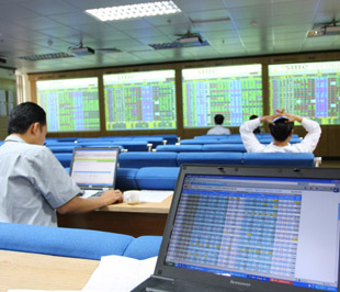Đây là phiên “gối đầu” kỳ nghỉ lễ Tết dương lịch, nhiều nhà đầu tư chưa trở lại, đặc biệt là khối đầu tư nước ngoài - Ảnh: Việt Tuấn.