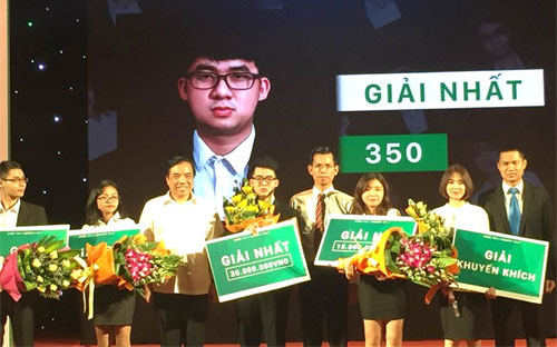 Ông Đặng Tài An Trang (thứ tư từ phải sang) - Vụ trưởng vụ tổ chức cán 
bộ, Ủy ban 6Pg88.com nhà cái Nhà nước; PGS,TS. Bùi Anh Tuấn (thứ ba từ trái 
sang) - Hiệu trưởng trường Đại học Ngoại thương, Trưởng Ban tổ chức cuộc
 thi I-INVEST!2017 và ông Phan Anh Vũ (ảnh phải) - Phó giám đốc VCBS 
chụp ảnh lưu niệm cùng với các thí sinh tại đêm chung kết.