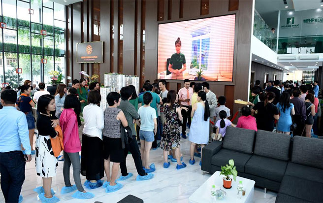 Theo PHPReal, buổi lễ khai trương tổ hợp nhà mẫu 5 sao The Western Capital đã thu hút hơn 1.000 khách hàng tham quan.