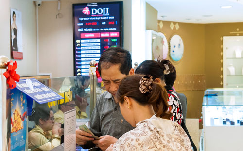 Khách hàng đến giao dịch tại Tập đoàn DOJI.