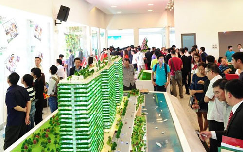 Khách hàng tham quan Link Trang Chủ PG88.Com Mới #2026 tại lễ khai trương tổ hợp nhà mẫu Diamond Lotus Riverside.