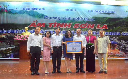 Đại diện Tập đoàn Tân Á Đại Thành cùng Bộ trưởng Bộ 6Pg88.com hơn 1000 trò chơi hấp dẫn vận tải, Chủ tịch UBND tỉnh Sơn La và đại diện các ban ngành trao tặng 100 bồn nước tới bà con vùng lũ huyện Mường La, Sơn La.<br>