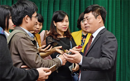 <b> </b>Ông Trương Hùng Long - Cục trưởng Cục Quản lý nợ và Pg88ok giải trí thể thao, casino, bắn cá và slot đối ngoại trao đổi với báo giới tại trụ sở Bộ Pg88ok giải trí thể thao, casino, bắn cá và slot hôm 22/3.<b><br></b>