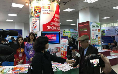 GS. Đào Nguyên Cát - Tổng biên tập Thời Báo PG88 ⭐ Link trang chủ số 1 nhà cái PG88 com casino slot Việt Nam trả lời phỏng vấn các cơ quan báo chí, truyền hình tại lễ khai mạc sáng 17/3.<br>
