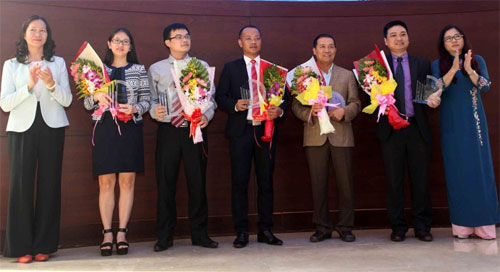 Ông Tống Minh Tuấn (thứ 3 từ trái sang), Giám đốc VCBS Chi nhánh Tp.HCM và đại diện 4 công ty 6Pg88.com nhà cái khác nhận kỷ niệm chương top 5 công ty 6Pg88.com nhà cái tiêu biểu trong việc thực hiện nghiệp vụ tư vấn niêm yết và đấu giá trong năm 2015 tại HSX.