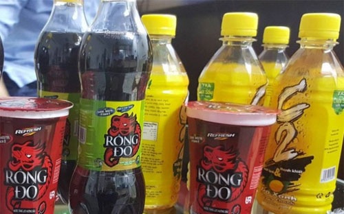 Sản phẩm trà C2 và nước tăng lực Rồng đỏ của Công ty URC Hà Nội.<br>