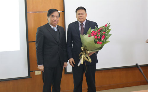 PGS.TS Bùi Anh Tuấn - Hiệu trưởng Đại học Ngoại Thương (ảnh trái) và ông Lê Việt Hà - Phó giám đốc VCBS (ảnh phải).