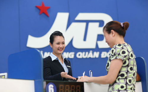 Khách hàng giao dịch tại MB.