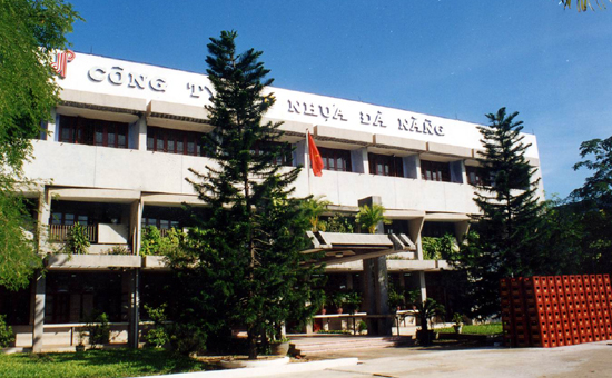 DPC báo lãi 6,458 tỷ đồng, EPS đạt 2.887 đồng trong năm 2010.