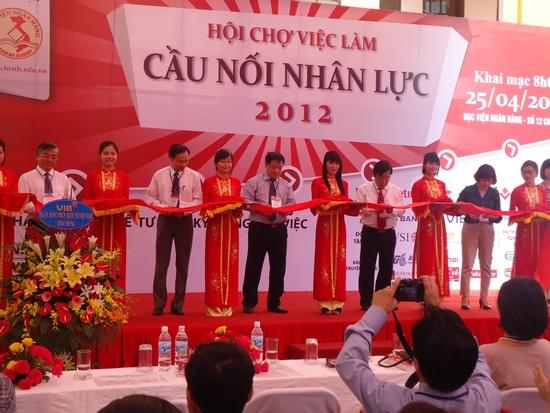  Hầu hết các bạn sinh viên đến với hội chợ đều là sinh viên năm 3 năm 4 khối ngành Pg88ok giải trí thể thao, casino, bắn cá và slot - Pg88 com chính chủ.
