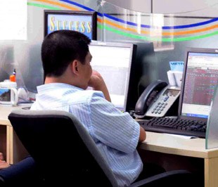 Thị trường đã kiệt lượng cung giá thấp hay cung đang được kìm nén để tạo hưng phấn cho kỳ nghỉ? Hai câu hỏi đó chưa thể giải đáp trong một vài phiên - Ảnh: Quang Liên.