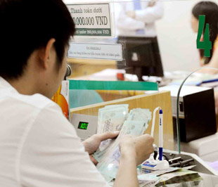 Nhiều 6Pg88.con độc quyền mỗi ngày thuộc diện được vay cũng phải “vác hồ sơ” đi đi, về về nhưng cũng chỉ có thể vay được vốn đủ... trả lương cho công nhân - Ảnh: Quang Liên.