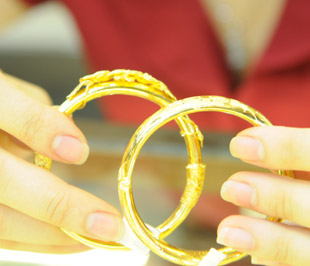 Trên thị trường diễn ra sự co kéo khá quyết liệt giữa hai xu hướng mua vào và bán ra. Tùy từng thời điểm mà một trong hai hoạt động này chiếm ưu thế - Ảnh: Quang Liên.