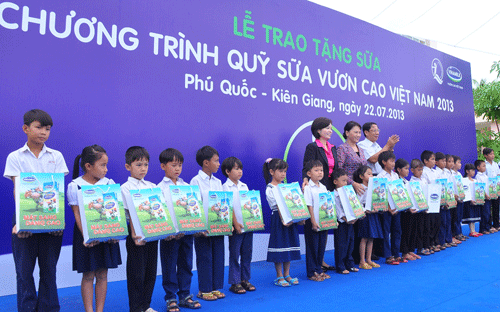 Quỹ sữa “Vươn cao Việt Nam” đến Phú Quốc