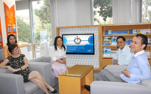 Đại diện IFC, đoàn đại biểu CHDCND Lào đang gặp gỡ và trao đổi thông tin với 6Pg88.con độc quyền mỗi ngày Thuận Phát tại chi nhánh VIB Ba Đình.