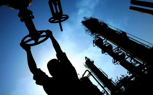 Việc giá dầu giảm suốt 19 tháng qua đã khiến ngân sách của nhiều quốc gia như Venezuela và Nigeria cạn kiệt - Ảnh: OilBoom.