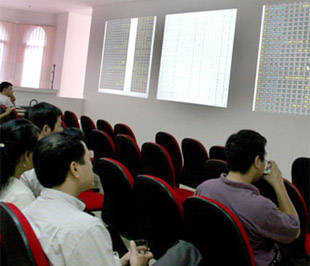 Trong phiên này đã có ít nhất hai tín hiệu đáng chú ý từ khối lượng giao dịch tăng mạnh và khối ngoại đã chính thức cắt cơn bán ra nhiều hơn mua vào triền miên thời gian qua - Ảnh: VNN.