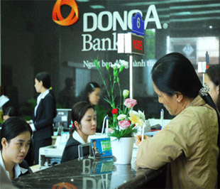 Giao dịch tại DongA Bank.