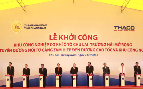 Thủ tướng Nguyễn Xuân Phúc (giữa) tại lễ khởi công xây dựng khu PG88 Trang chủ nhà cái top 1 cơ khí ôtô Chu Lai - Trường Hải mở rộng.